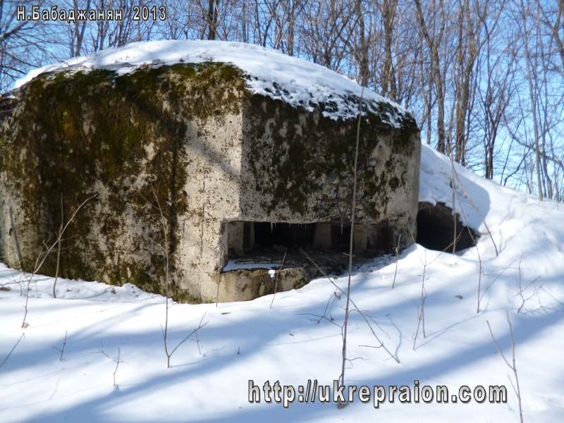Обработанная немецкой автоматической пушкой амбразурная стена