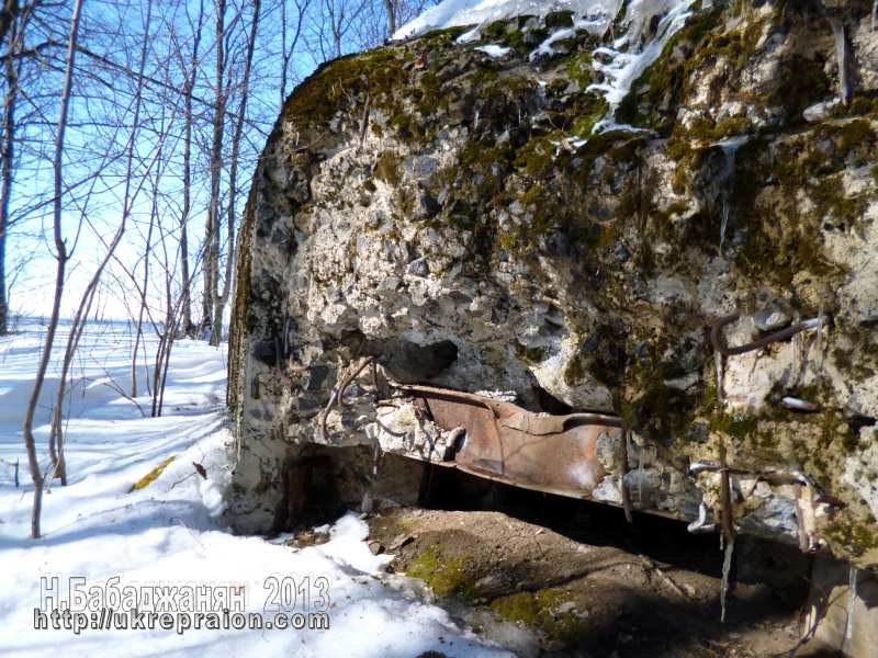 Разбитая центральная амбразура