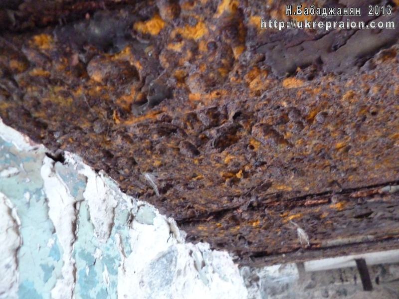 Выщербленные осколками бетонные стены и  стальные двутавры противооткола