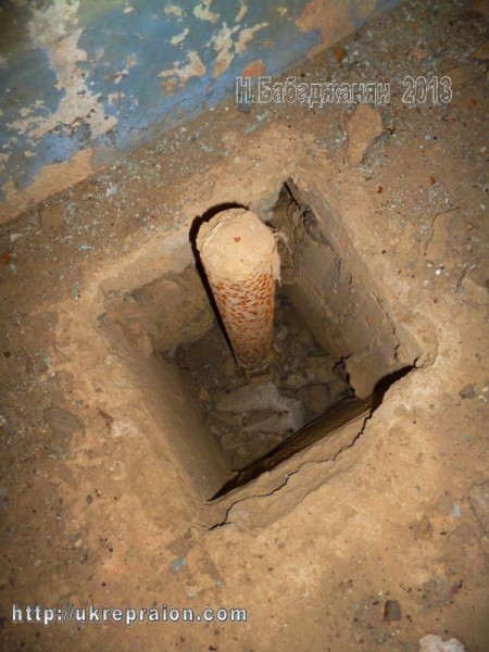 Остатки трубы колонки артезианской скважины