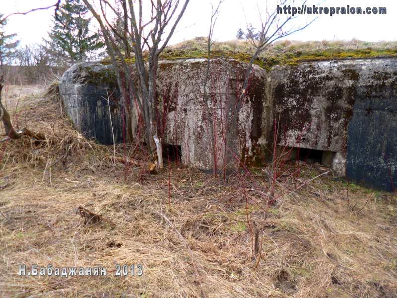 Северная стена с уступом расположенными парными амбразурами