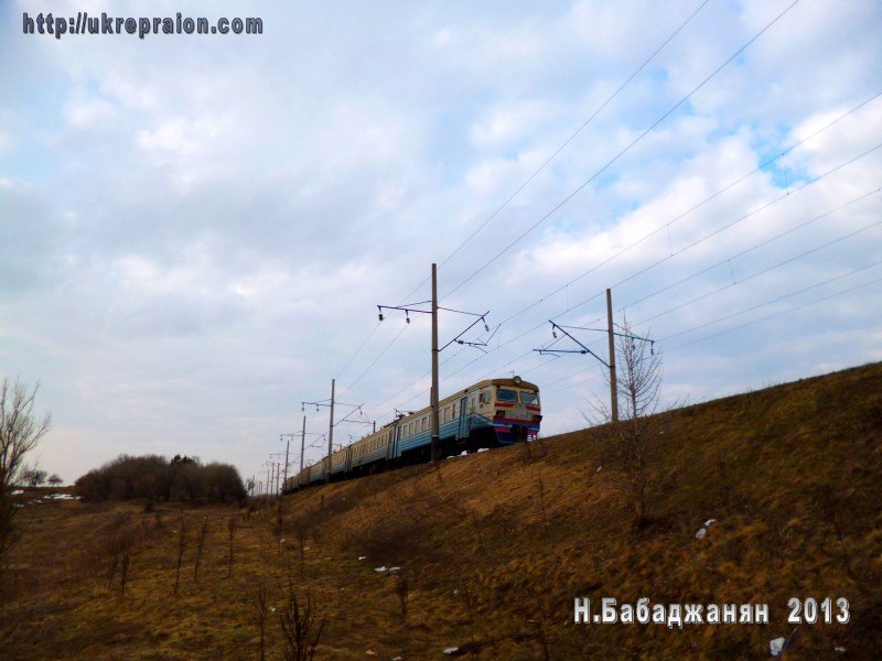 Вид на электричку, увозящую мой горячий привет дому…