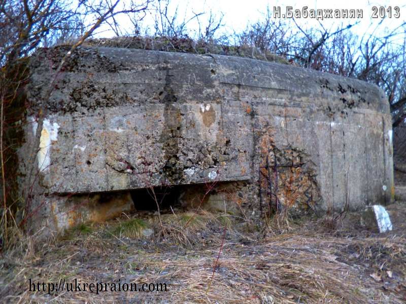 Напольная стена с центральной амбразурой.