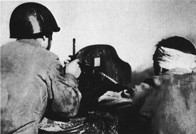 Радянскі бійці ведуть вогонь з кулемета