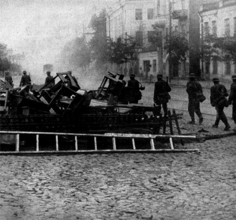 20 липня 1941 р. Німецькі штурмові підрозділи на вул. Соборній. Навпроти 2-ої школи.